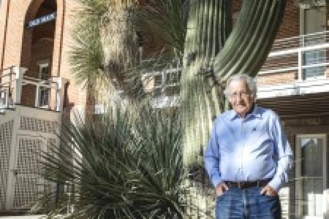 Noam Chomsky outside of Old Main at the UA.(Photo: John de Dios)